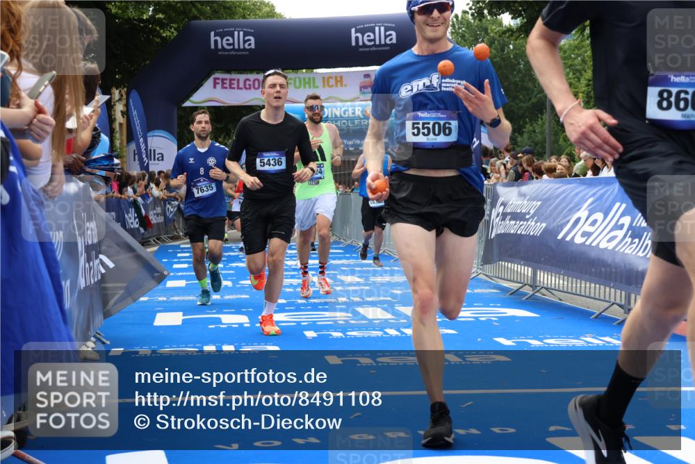 29.06.2025 - hella hamburg halbmarathon Strokosch-Dieckow http://msf.ph/oto/8491108 29.06.2025 10:43:27 Ziel 2653, 3928, 4080, 5124, 5436, 5506, 7635, 8664, 9931, 10237, 10246, 11648, 12623, 13348, 14484, 15921, 16338, 16720, 17391, 18274, 18513, 18775, 18810, 18942, 18987, 19009, 19051, 19229 meine-sportfotos.de