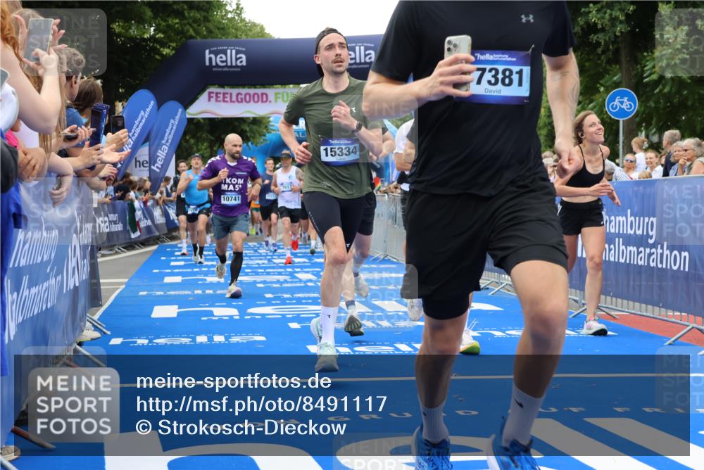 29.06.2025 - hella hamburg halbmarathon Strokosch-Dieckow http://msf.ph/oto/8491117 29.06.2025 10:45:02 Ziel 1171, 1424, 1520, 2270, 2890, 3917, 4997, 6266, 6575, 6819, 7709, 7843, 9030, 9302, 9710, 10313, 10741, 11688, 13919, 15334, 15365, 16058, 16685, 16689, 17381, 17382, 17544, 17960, 18055 meine-sportfotos.de