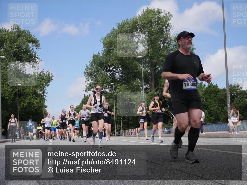29.06.2025 - hella hamburg halbmarathon Luisa Fischer http://msf.ph/oto/8491124 29.06.2025 11:28:40 Kennedybrücke 16758, 7226, 7217, 4019, 7313, 10388, 3942, 4019, 5221, 5226, 5346, 5606, 7200, 7217, 7226, 7313, 7627, 10388 meine-sportfotos.de