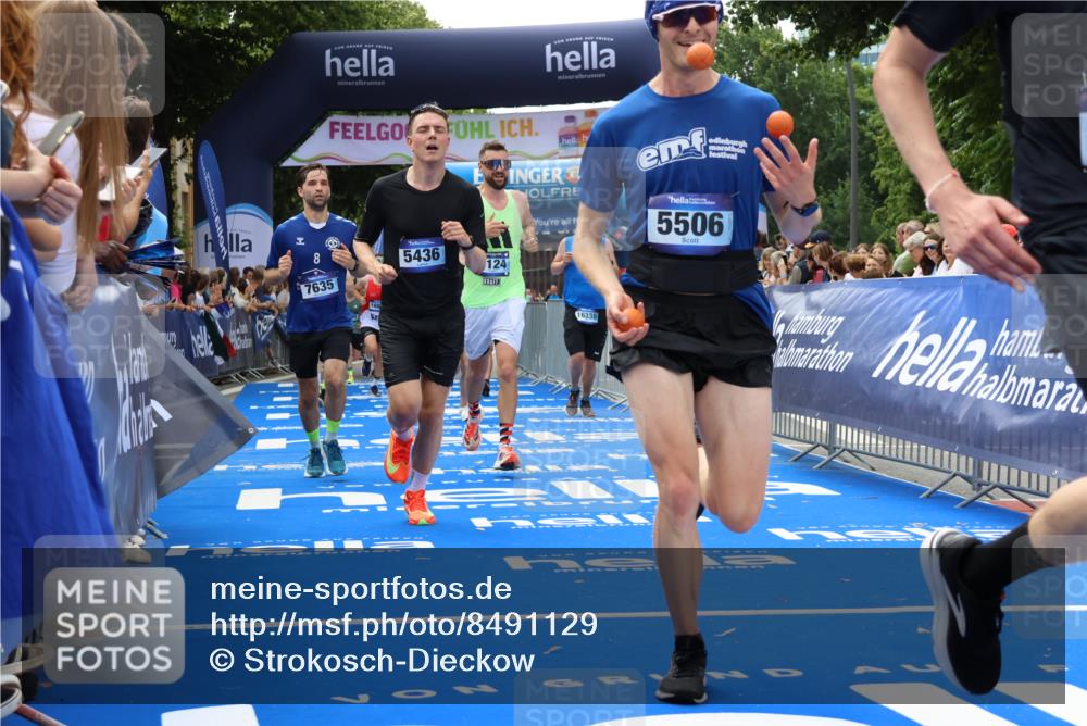 29.06.2025 - hella hamburg halbmarathon Strokosch-Dieckow http://msf.ph/oto/8491129 29.06.2025 10:43:27 Ziel 2653, 3928, 4080, 5124, 5436, 5506, 7635, 8664, 9931, 10237, 10246, 11648, 12623, 13348, 14484, 15921, 16338, 16720, 17391, 18274, 18513, 18775, 18810, 18942, 18987, 19009, 19051, 19229 meine-sportfotos.de