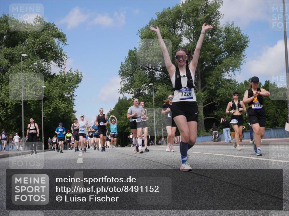 29.06.2025 - hella hamburg halbmarathon Luisa Fischer http://msf.ph/oto/8491152 29.06.2025 11:28:42 Kennedybrücke 4022, 10045, 720, 7226, 4019, 7313, 3942, 4019, 4335, 5221, 5226, 5346, 5606, 7200, 7217, 7226, 7313, 7627, 8365, 10045, 10049, 10388 meine-sportfotos.de