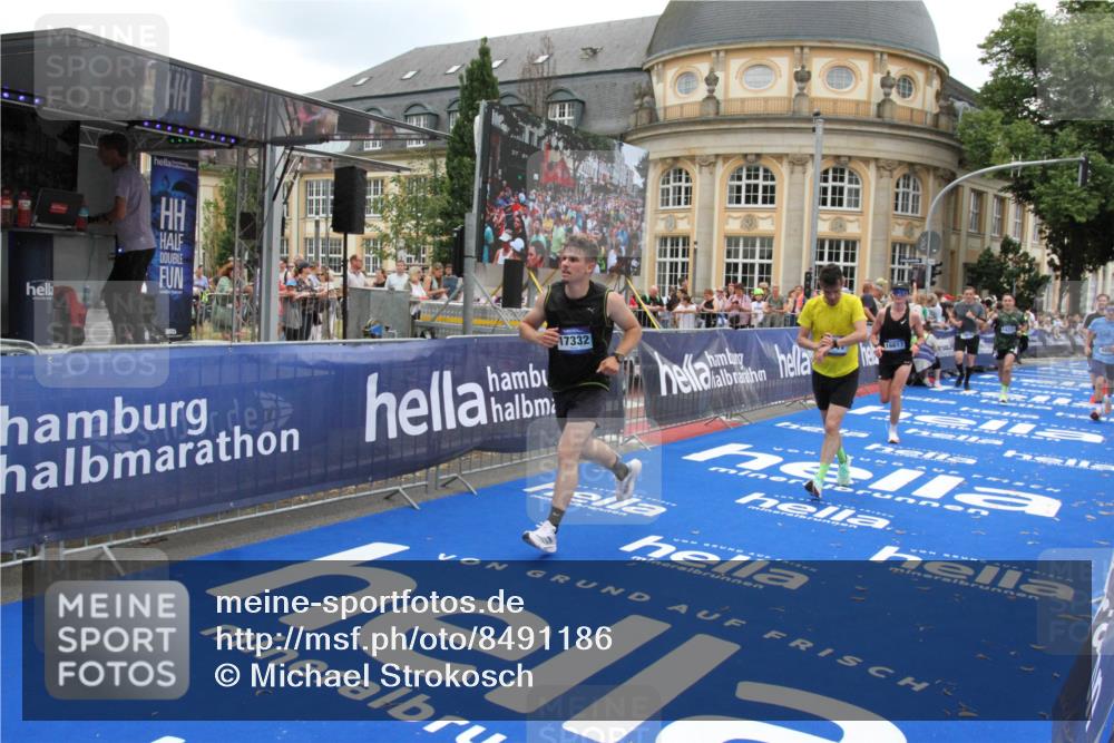 29.06.2025 - hella hamburg halbmarathon Michael Strokosch http://msf.ph/oto/8491186 29.06.2025 10:45:48 Ziel 4345, 4854, 5047, 6071, 6290, 6711, 7385, 13975, 14374, 16617, 17332, 17835 meine-sportfotos.de