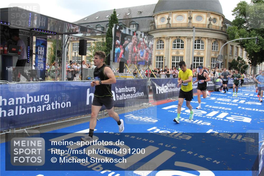 29.06.2025 - hella hamburg halbmarathon Michael Strokosch http://msf.ph/oto/8491200 29.06.2025 10:45:48 Ziel 4345, 4854, 5047, 6071, 6290, 6711, 7385, 13975, 14374, 16617, 17332, 17835 meine-sportfotos.de