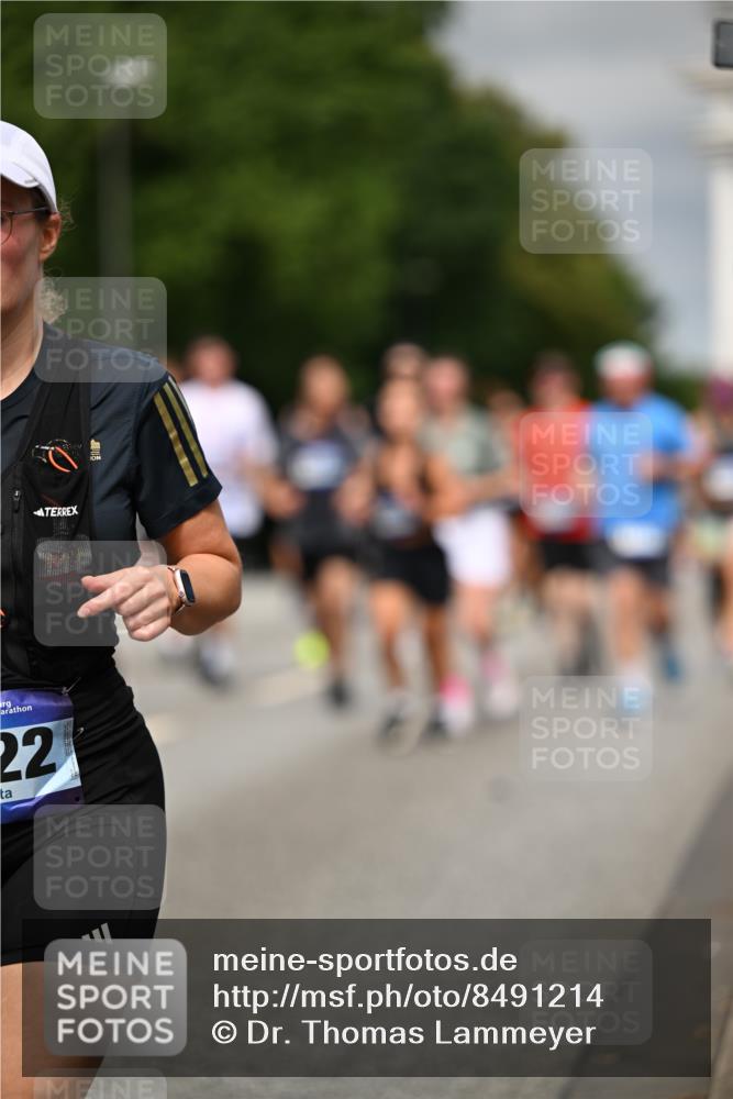 29.06.2025 - hella hamburg halbmarathon Dr. Thomas Lammeyer http://msf.ph/oto/8491214 29.06.2025 10:21:59 Kennedybrücke 1015, 1067, 1204, 1274, 1298, 1458, 1554, 1622, 1641, 1749, 1982, 2094, 2147, 2548, 2931, 3138, 3292, 3977, 4218, 4804, 5002, 5004, 5023, 5294, 7094, 7258, 7641, 8144, 8248, 8351, 8607, 9539, 9734, 9798, 10332, 10509, 10677, 10831, 11275, 11372 meine-sportfotos.de