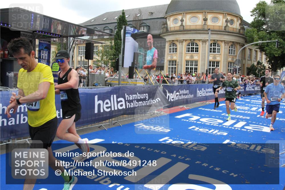 29.06.2025 - hella hamburg halbmarathon Michael Strokosch http://msf.ph/oto/8491248 29.06.2025 10:45:50 Ziel 4345, 4854, 5047, 6290, 7385, 13975, 14374, 16617, 16624, 17332, 17835 meine-sportfotos.de