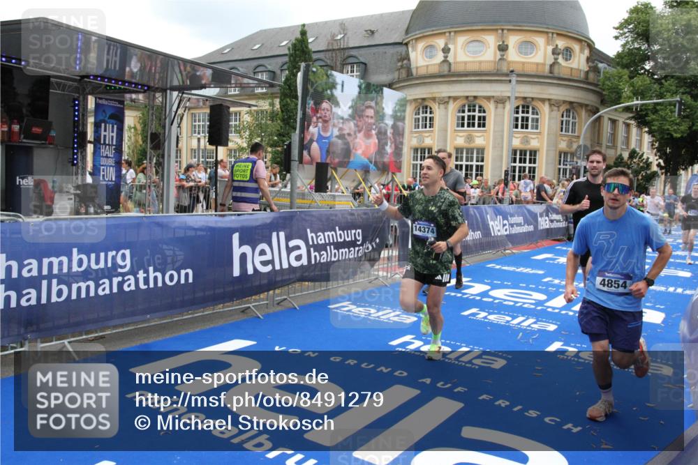 29.06.2025 - hella hamburg halbmarathon Michael Strokosch http://msf.ph/oto/8491279 29.06.2025 10:45:51 Ziel 3477, 4345, 4854, 5047, 6290, 7385, 13975, 14374, 16617, 16624, 17332, 17835 meine-sportfotos.de