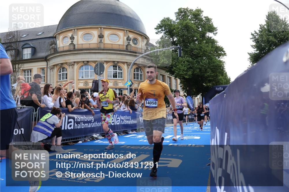 29.06.2025 - hella hamburg halbmarathon Strokosch-Dieckow http://msf.ph/oto/8491291 29.06.2025 11:43:06 Ziel 1196, 2042, 2693, 3306, 3699, 5913, 7020, 7199, 7647, 8539, 8995, 10315, 10696, 10845, 11320, 11371, 11882, 12364, 13466, 14058, 14096, 14249, 14516, 14517, 14725, 17102, 17155, 17445, 18568 meine-sportfotos.de