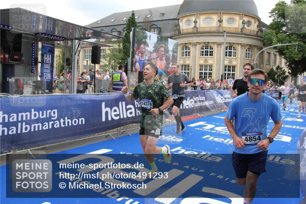 29.06.2025 - hella hamburg halbmarathon Michael Strokosch http://msf.ph/oto/8491293 29.06.2025 10:45:51 Ziel 3477, 4345, 4854, 5047, 6290, 7385, 13975, 14374, 16617, 16624, 17332, 17835 meine-sportfotos.de