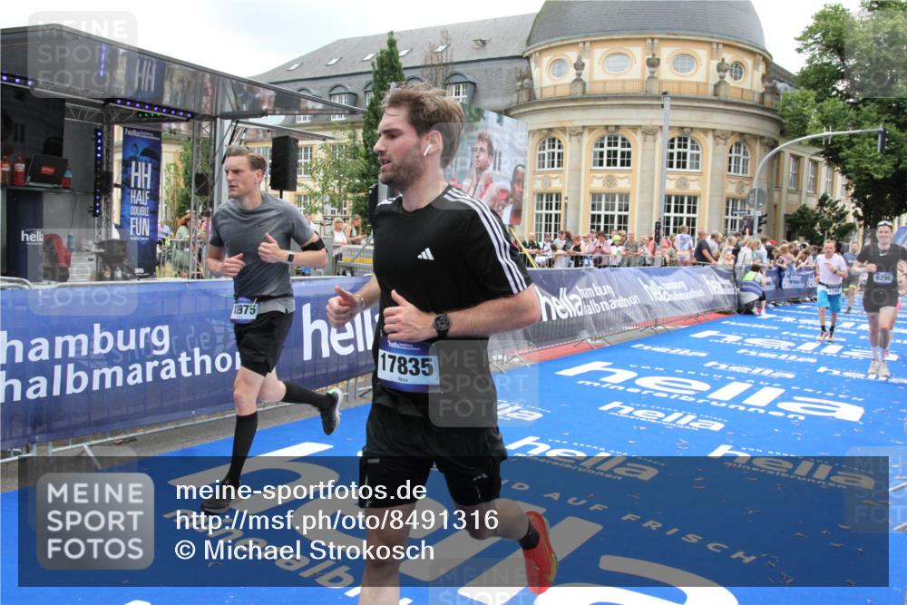 29.06.2025 - hella hamburg halbmarathon Michael Strokosch http://msf.ph/oto/8491316 29.06.2025 10:45:52 Ziel 3477, 4345, 4854, 5047, 6290, 7385, 10792, 11821, 13975, 14374, 16617, 16624, 17835 meine-sportfotos.de