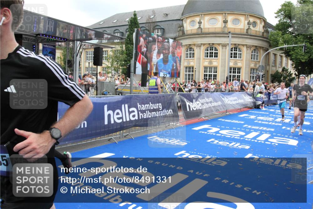 29.06.2025 - hella hamburg halbmarathon Michael Strokosch http://msf.ph/oto/8491331 29.06.2025 10:45:53 Ziel 3477, 4345, 4854, 6290, 7385, 10792, 11821, 13975, 14374, 14911, 16624, 17835, 18185 meine-sportfotos.de