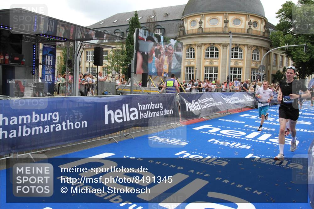 29.06.2025 - hella hamburg halbmarathon Michael Strokosch http://msf.ph/oto/8491345 29.06.2025 10:45:53 Ziel 3477, 4345, 4854, 6290, 7385, 10792, 11821, 13975, 14374, 14911, 16624, 17835, 18185 meine-sportfotos.de