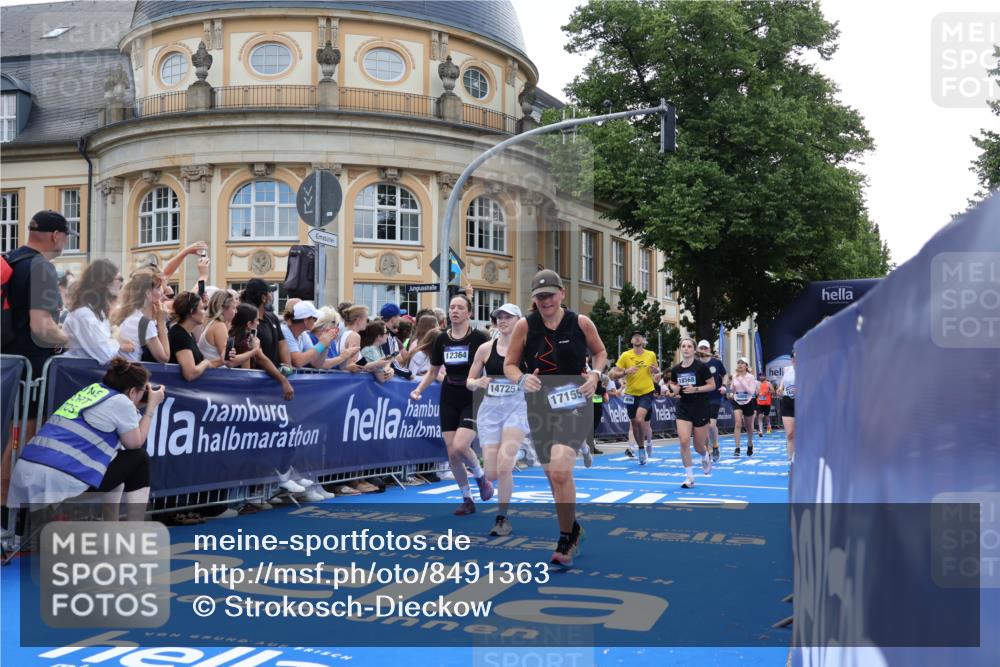 29.06.2025 - hella hamburg halbmarathon Strokosch-Dieckow http://msf.ph/oto/8491363 29.06.2025 11:43:09 Ziel 1196, 1394, 3130, 3306, 3699, 5913, 6806, 7020, 7199, 8539, 10083, 10696, 11320, 11371, 12364, 12935, 14058, 14096, 14249, 14516, 14517, 14725, 16860, 17102, 17155, 18568 meine-sportfotos.de