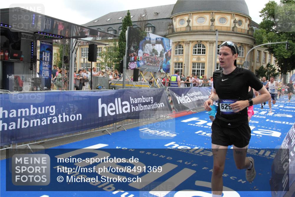 29.06.2025 - hella hamburg halbmarathon Michael Strokosch http://msf.ph/oto/8491369 29.06.2025 10:45:54 Ziel 3477, 4345, 4854, 6290, 6532, 7385, 10792, 11821, 13975, 14374, 14911, 15149, 16624, 17835, 18185 meine-sportfotos.de