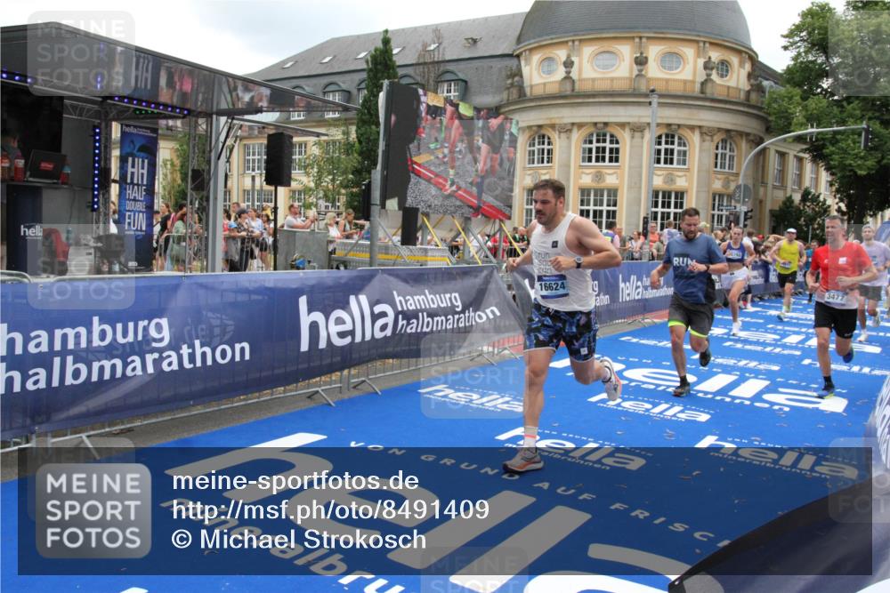 29.06.2025 - hella hamburg halbmarathon Michael Strokosch http://msf.ph/oto/8491409 29.06.2025 10:45:56 Ziel 3477, 4277, 4345, 6290, 6532, 7385, 8577, 8871, 10792, 11821, 14911, 15149, 16624, 18185, 19116 meine-sportfotos.de