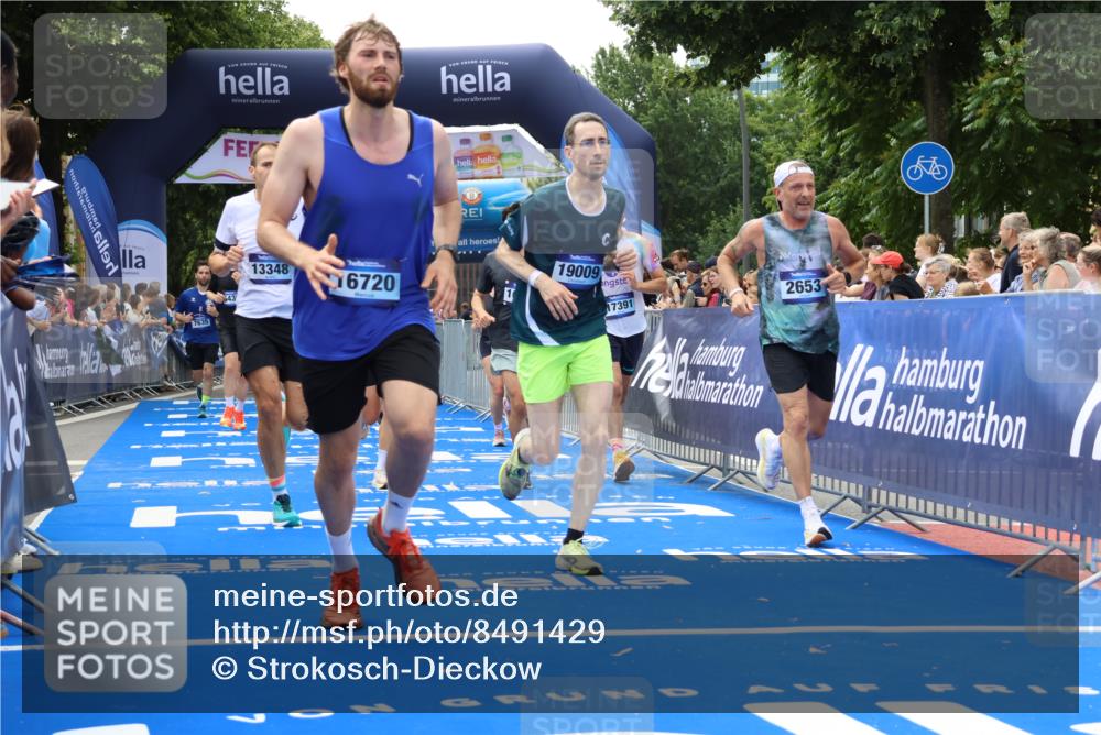 29.06.2025 - hella hamburg halbmarathon Strokosch-Dieckow http://msf.ph/oto/8491429 29.06.2025 10:43:23 Ziel 2653, 3109, 3124, 3146, 3928, 5124, 5436, 5506, 7635, 8664, 9931, 10099, 10237, 10246, 11648, 13348, 15921, 16338, 16720, 16997, 17391, 18274, 18513, 18810, 18942, 18987, 19009, 19051 meine-sportfotos.de
