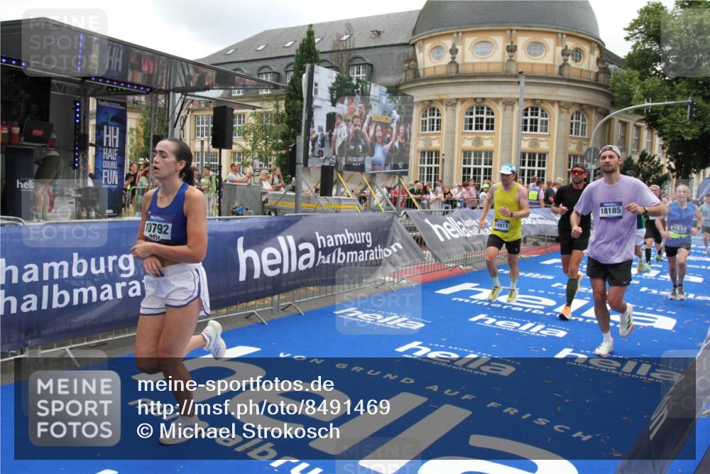 29.06.2025 - hella hamburg halbmarathon Michael Strokosch http://msf.ph/oto/8491469 29.06.2025 10:45:59 Ziel 2189, 3477, 4277, 6532, 8577, 8871, 10792, 11821, 12084, 14462, 14911, 15149, 16624, 17008, 18185, 19116 meine-sportfotos.de