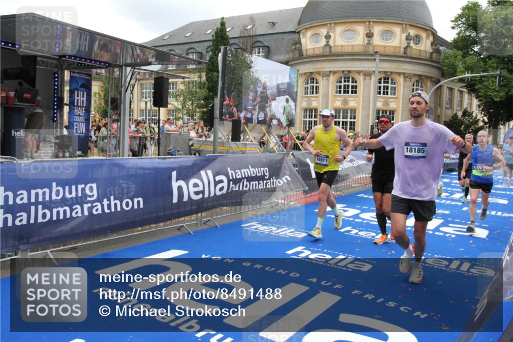 29.06.2025 - hella hamburg halbmarathon Michael Strokosch http://msf.ph/oto/8491488 29.06.2025 10:45:59 Ziel 2189, 3477, 4277, 6532, 8577, 8871, 10792, 11821, 12084, 14462, 14911, 15149, 16624, 17008, 18185, 19116 meine-sportfotos.de