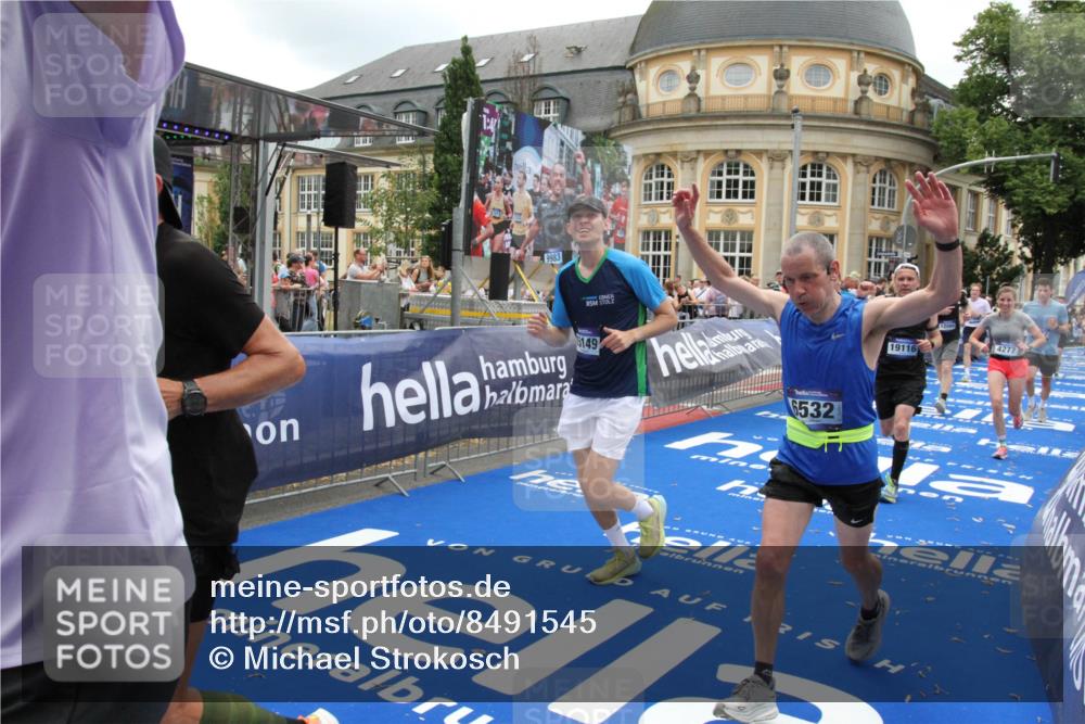29.06.2025 - hella hamburg halbmarathon Michael Strokosch http://msf.ph/oto/8491545 29.06.2025 10:46:01 Ziel 2189, 4277, 5648, 6532, 8269, 8577, 8871, 10792, 11821, 11936, 12084, 14462, 14911, 15149, 17008, 18081, 18185, 19116 meine-sportfotos.de