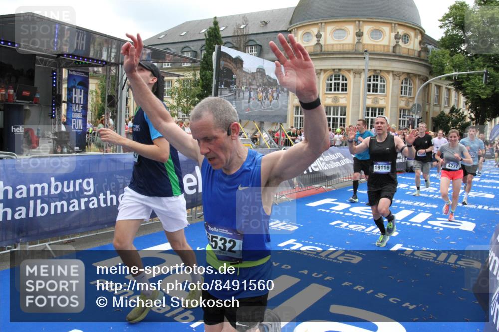 29.06.2025 - hella hamburg halbmarathon Michael Strokosch http://msf.ph/oto/8491560 29.06.2025 10:46:01 Ziel 2189, 4277, 5648, 6532, 8269, 8577, 8871, 10792, 11821, 11936, 12084, 14462, 14911, 15149, 17008, 18081, 18185, 19116 meine-sportfotos.de