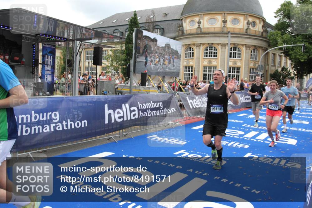29.06.2025 - hella hamburg halbmarathon Michael Strokosch http://msf.ph/oto/8491571 29.06.2025 10:46:01 Ziel 2189, 4277, 5648, 6532, 8269, 8577, 8871, 10792, 11821, 11936, 12084, 14462, 14911, 15149, 17008, 18081, 18185, 19116 meine-sportfotos.de