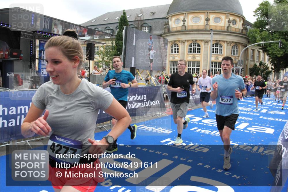 29.06.2025 - hella hamburg halbmarathon Michael Strokosch http://msf.ph/oto/8491611 29.06.2025 10:46:03 Ziel 2189, 4277, 5648, 6460, 6532, 8269, 8577, 8871, 11936, 12084, 12269, 14462, 14804, 15149, 17008, 18081, 19116 meine-sportfotos.de