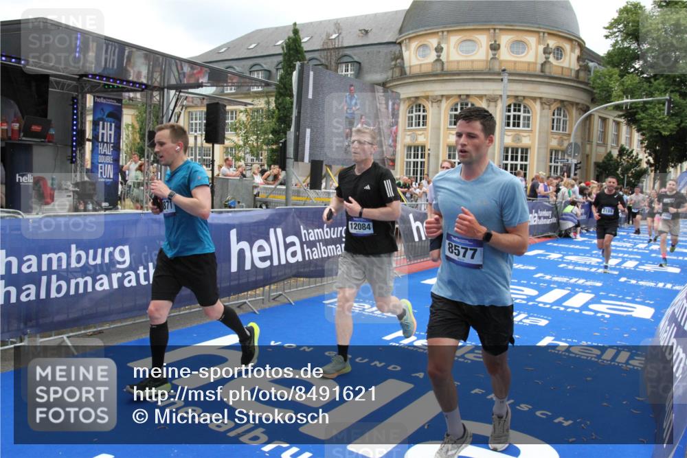 29.06.2025 - hella hamburg halbmarathon Michael Strokosch http://msf.ph/oto/8491621 29.06.2025 10:46:03 Ziel 2189, 4277, 5648, 6460, 6532, 8269, 8577, 8871, 11936, 12084, 12269, 14462, 14804, 15149, 17008, 18081, 19116 meine-sportfotos.de