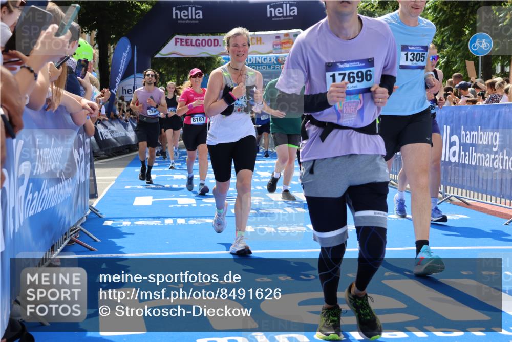 29.06.2025 - hella hamburg halbmarathon Strokosch-Dieckow http://msf.ph/oto/8491626 29.06.2025 11:30:50 Ziel 1305, 1890, 3765, 4365, 4570, 5825, 7531, 8187, 9342, 9694, 9701, 9883, 10924, 13910, 14301, 14338, 14494, 17186, 17696, 17706, 18766, 18927 meine-sportfotos.de