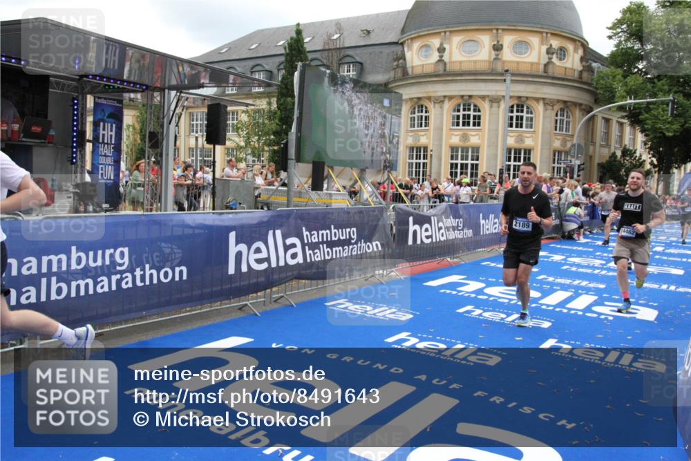 29.06.2025 - hella hamburg halbmarathon Michael Strokosch http://msf.ph/oto/8491643 29.06.2025 10:46:05 Ziel 2189, 5648, 6460, 8269, 8577, 8871, 9585, 11936, 12084, 12269, 13630, 14462, 14804, 17008, 18081 meine-sportfotos.de