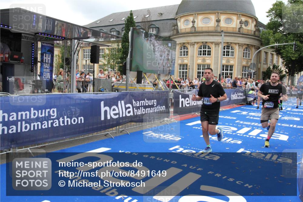 29.06.2025 - hella hamburg halbmarathon Michael Strokosch http://msf.ph/oto/8491649 29.06.2025 10:46:05 Ziel 2189, 5648, 6460, 8269, 8577, 8871, 9585, 11936, 12084, 12269, 13630, 14462, 14804, 17008, 18081 meine-sportfotos.de