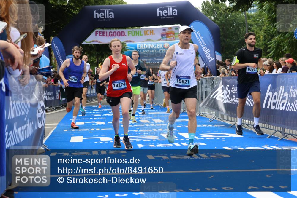 29.06.2025 - hella hamburg halbmarathon Strokosch-Dieckow http://msf.ph/oto/8491650 29.06.2025 10:43:21 Ziel 2653, 3109, 3124, 3146, 3928, 5436, 5506, 8664, 9931, 10099, 10237, 13348, 15921, 16314, 16720, 16997, 17391, 18274, 18942, 18987, 19009, 19051 meine-sportfotos.de