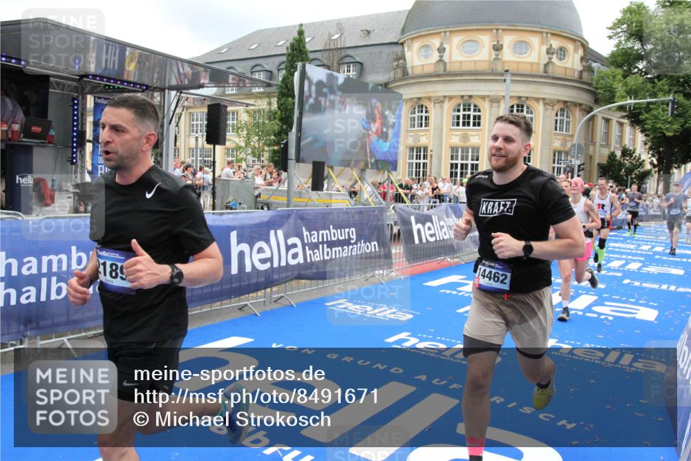 29.06.2025 - hella hamburg halbmarathon Michael Strokosch http://msf.ph/oto/8491671 29.06.2025 10:46:06 Ziel 2189, 5648, 6460, 8269, 9585, 11936, 12084, 12269, 13630, 14462, 14804, 17008, 18081, 18702 meine-sportfotos.de