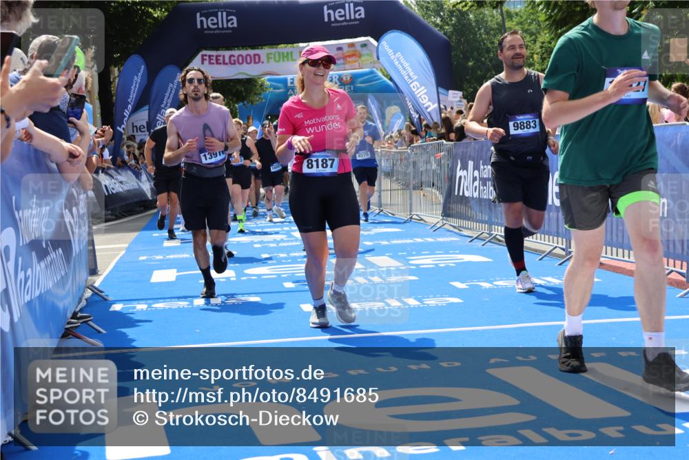 29.06.2025 - hella hamburg halbmarathon Strokosch-Dieckow http://msf.ph/oto/8491685 29.06.2025 11:30:51 Ziel 1305, 1890, 3765, 4365, 4570, 5825, 7531, 8187, 9342, 9883, 10203, 10924, 13910, 14301, 14338, 14494, 16001, 17186, 17696, 17706, 18766, 18927 meine-sportfotos.de