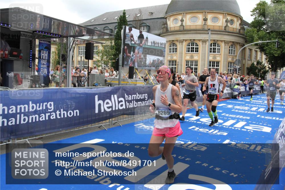 29.06.2025 - hella hamburg halbmarathon Michael Strokosch http://msf.ph/oto/8491701 29.06.2025 10:46:07 Ziel 2189, 5648, 6460, 7961, 8269, 9585, 11936, 12269, 13630, 14462, 14804, 18081, 18702 meine-sportfotos.de