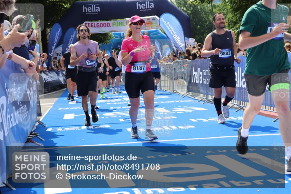 29.06.2025 - hella hamburg halbmarathon Strokosch-Dieckow http://msf.ph/oto/8491708 29.06.2025 11:30:52 Ziel 1305, 1890, 3765, 4365, 4570, 5825, 7531, 8187, 9342, 9883, 10203, 10924, 11462, 13910, 14301, 14338, 14494, 16001, 17186, 17696, 17706, 18927 meine-sportfotos.de