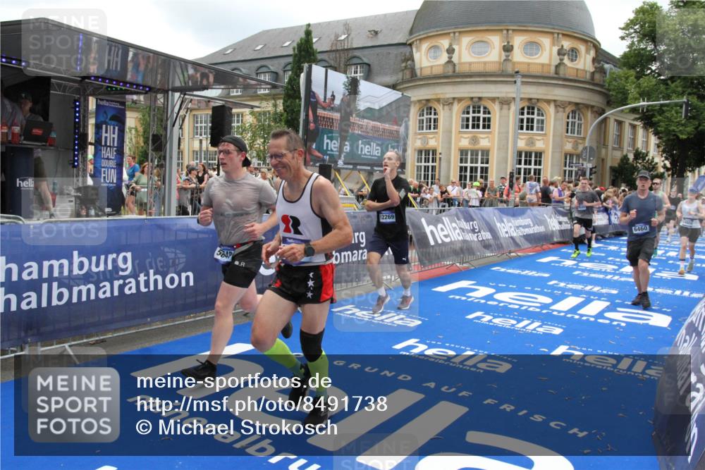 29.06.2025 - hella hamburg halbmarathon Michael Strokosch http://msf.ph/oto/8491738 29.06.2025 10:46:08 Ziel 2189, 2707, 5648, 6460, 7961, 8269, 9585, 11125, 11936, 12269, 13630, 14462, 14804, 16136, 16466, 16475, 18081, 18702 meine-sportfotos.de