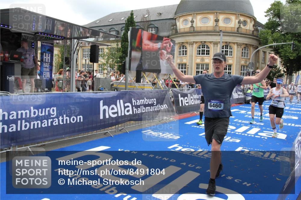 29.06.2025 - hella hamburg halbmarathon Michael Strokosch http://msf.ph/oto/8491804 29.06.2025 10:46:09 Ziel 1759, 2707, 3087, 5648, 6460, 7961, 8269, 9585, 11125, 11936, 12269, 13630, 14804, 16136, 16466, 16475, 18081, 18702 meine-sportfotos.de