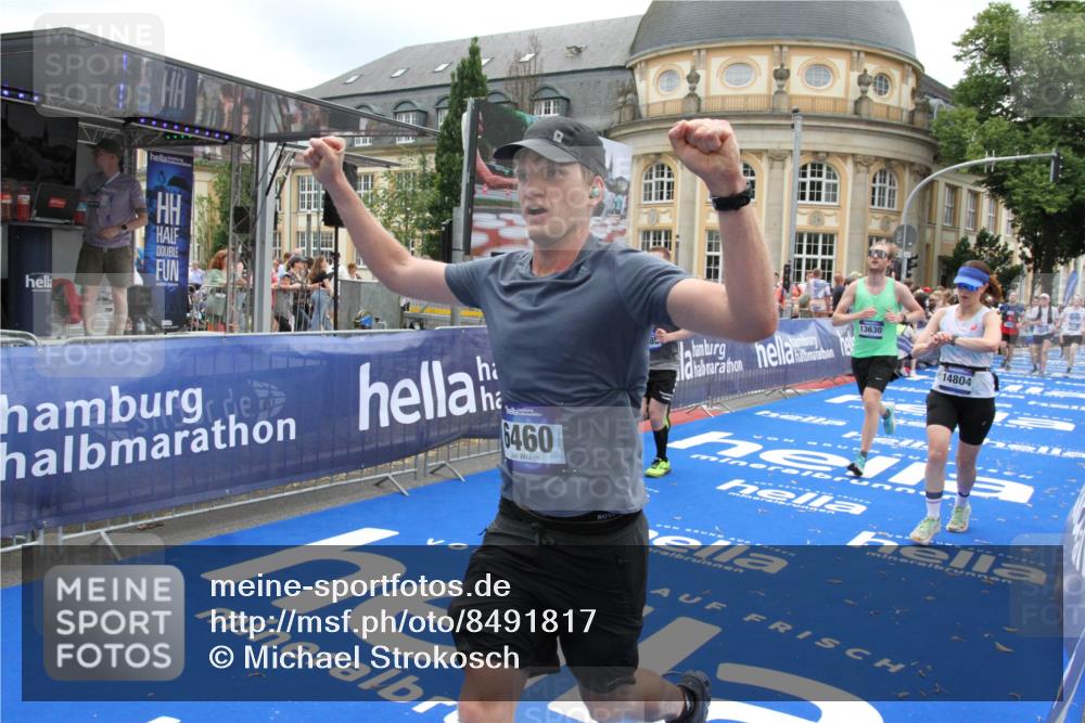 29.06.2025 - hella hamburg halbmarathon Michael Strokosch http://msf.ph/oto/8491817 29.06.2025 10:46:10 Ziel 1759, 2707, 3087, 5648, 6460, 7450, 7961, 9585, 11125, 11936, 12269, 13630, 14804, 16136, 16466, 16475, 18081, 18702 meine-sportfotos.de