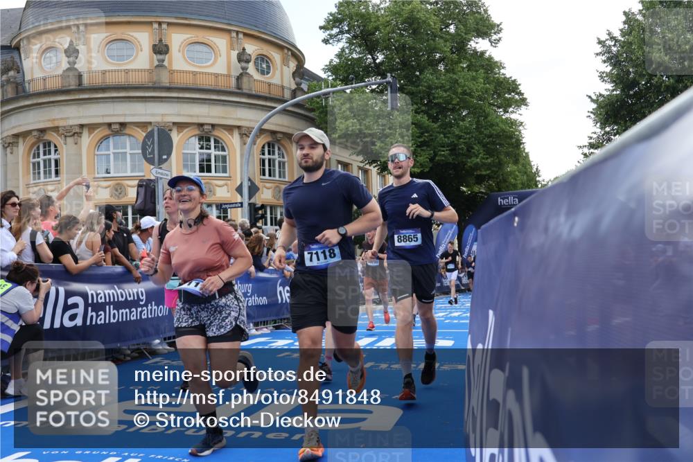 29.06.2025 - hella hamburg halbmarathon Strokosch-Dieckow http://msf.ph/oto/8491848 29.06.2025 11:43:32 Ziel 2572, 3307, 3428, 6088, 6616, 7118, 7119, 7552, 7984, 8021, 8300, 8301, 8865, 8866, 9164, 9432, 10145, 10714, 11207, 12227, 12298, 13330, 13406, 15815, 17267 meine-sportfotos.de