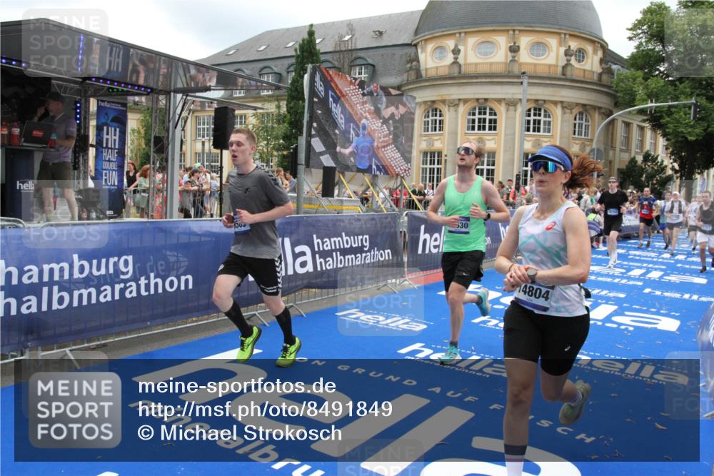 29.06.2025 - hella hamburg halbmarathon Michael Strokosch http://msf.ph/oto/8491849 29.06.2025 10:46:11 Ziel 1759, 2707, 3087, 6460, 7450, 7961, 9585, 11094, 11125, 12269, 13630, 14804, 16136, 16466, 16475, 18702, 18797 meine-sportfotos.de