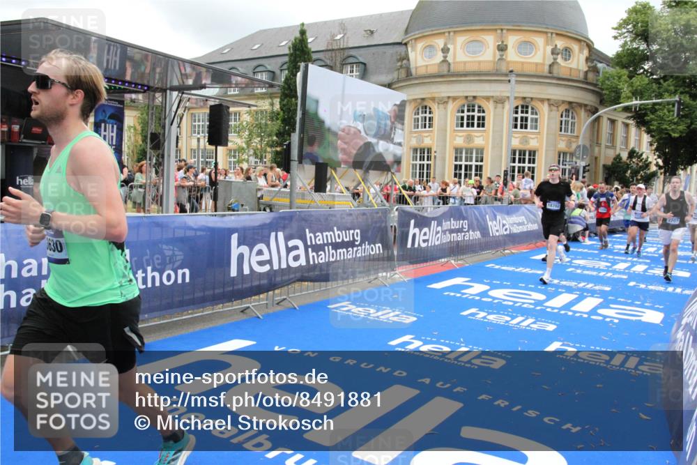 29.06.2025 - hella hamburg halbmarathon Michael Strokosch http://msf.ph/oto/8491881 29.06.2025 10:46:12 Ziel 1759, 2707, 3087, 6460, 7450, 7961, 9585, 11094, 11125, 13630, 14804, 16136, 16466, 16475, 18702, 18797 meine-sportfotos.de