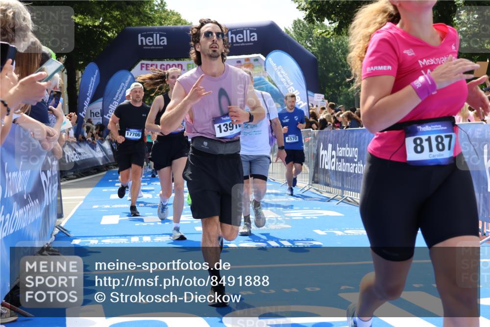 29.06.2025 - hella hamburg halbmarathon Strokosch-Dieckow http://msf.ph/oto/8491888 29.06.2025 11:30:53 Ziel 1305, 1890, 3765, 4365, 4570, 5546, 5825, 7531, 8187, 9342, 9883, 10203, 11462, 13910, 14301, 14494, 16001, 17186, 17696, 17706, 18927 meine-sportfotos.de