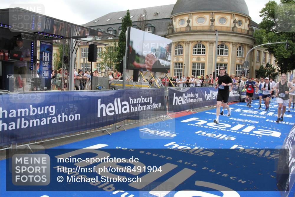 29.06.2025 - hella hamburg halbmarathon Michael Strokosch http://msf.ph/oto/8491904 29.06.2025 10:46:12 Ziel 1759, 2707, 3087, 6460, 7450, 7961, 9585, 11094, 11125, 13630, 14804, 16136, 16466, 16475, 18702, 18797 meine-sportfotos.de