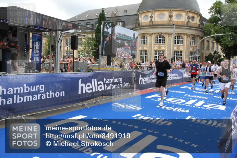 29.06.2025 - hella hamburg halbmarathon Michael Strokosch http://msf.ph/oto/8491919 29.06.2025 10:46:12 Ziel 1759, 2707, 3087, 6460, 7450, 7961, 9585, 11094, 11125, 13630, 14804, 16136, 16466, 16475, 18702, 18797 meine-sportfotos.de