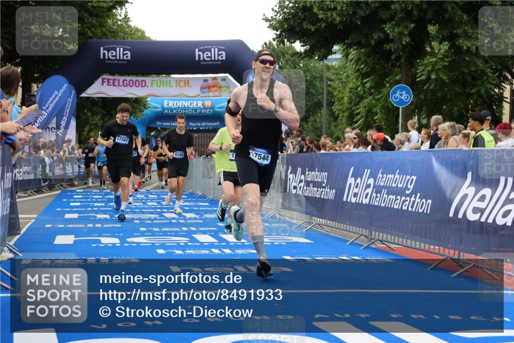 29.06.2025 - hella hamburg halbmarathon Strokosch-Dieckow http://msf.ph/oto/8491933 29.06.2025 10:45:00 Ziel 1171, 1424, 1520, 2270, 2890, 3917, 4425, 4997, 6266, 7709, 7843, 9030, 9710, 10313, 10741, 11688, 13919, 15334, 15365, 16058, 16689, 17381, 17382, 17406, 17544, 18055, 18631 meine-sportfotos.de