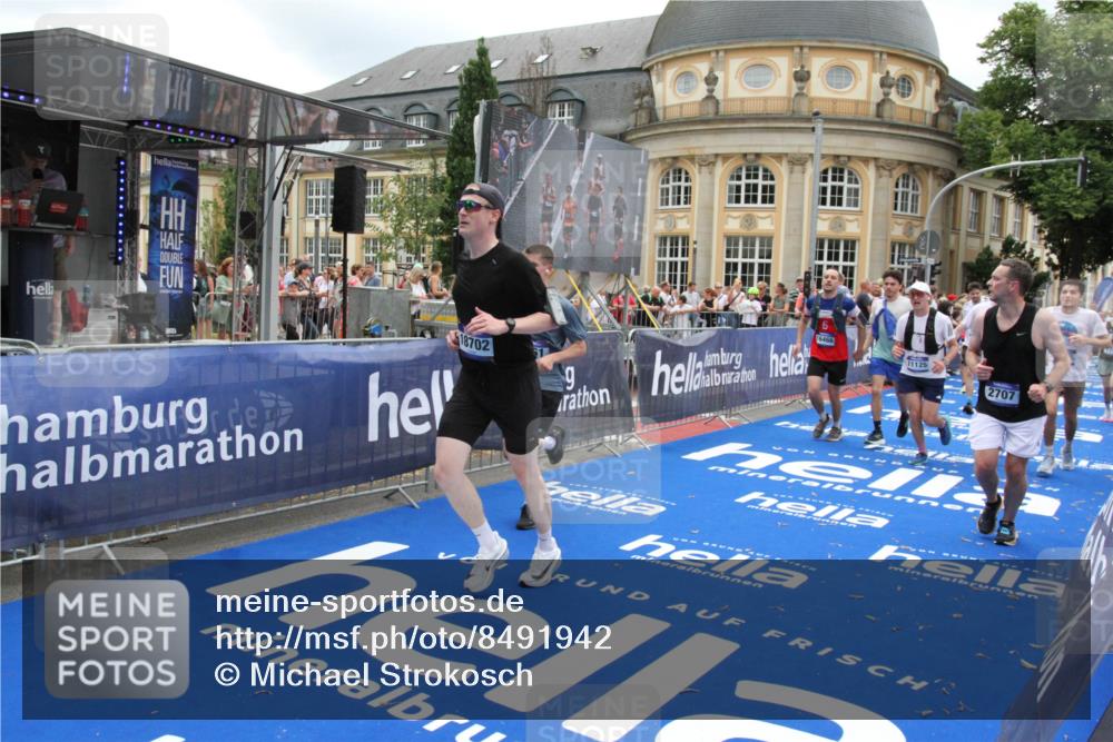 29.06.2025 - hella hamburg halbmarathon Michael Strokosch http://msf.ph/oto/8491942 29.06.2025 10:46:13 Ziel 1569, 1759, 2590, 2707, 3087, 6388, 7450, 7961, 9585, 10796, 11094, 11125, 13630, 16136, 16466, 16475, 18702, 18797 meine-sportfotos.de