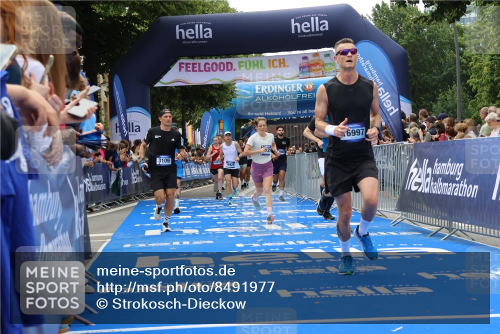 29.06.2025 - hella hamburg halbmarathon Strokosch-Dieckow http://msf.ph/oto/8491977 29.06.2025 10:43:16 Ziel 1675, 2653, 3109, 3124, 3146, 7026, 7093, 10099, 10251, 11177, 13348, 15706, 15921, 16314, 16720, 16997, 18274, 18304, 18987, 19009 meine-sportfotos.de