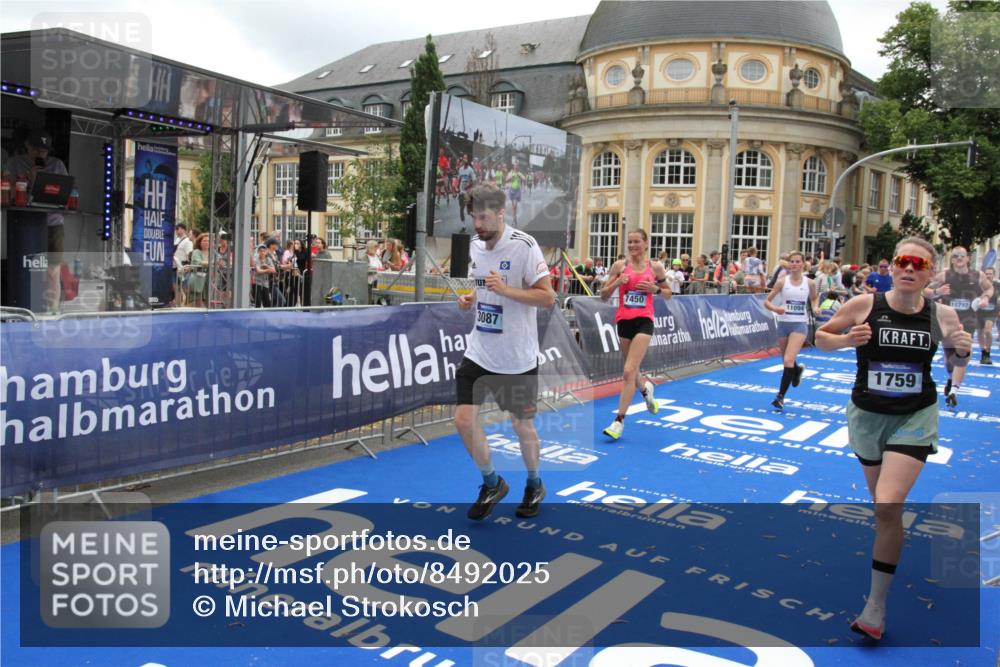 29.06.2025 - hella hamburg halbmarathon Michael Strokosch http://msf.ph/oto/8492025 29.06.2025 10:46:16 Ziel 1569, 1759, 2048, 2590, 2707, 3056, 3087, 4949, 6388, 7450, 7961, 9497, 10796, 11094, 11125, 16136, 16466, 16475, 17190, 18797 meine-sportfotos.de