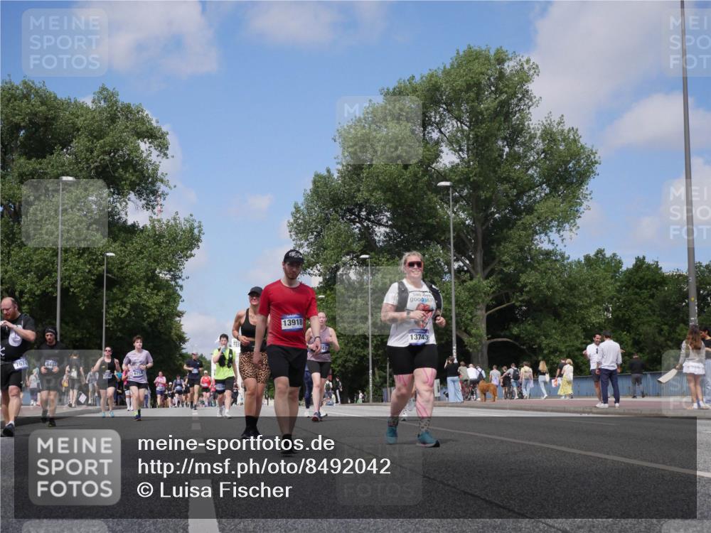 29.06.2025 - hella hamburg halbmarathon Luisa Fischer http://msf.ph/oto/8492042 29.06.2025 11:29:44 Kennedybrücke 7674, 6407, 6758, 13918, 13743, 4015, 4016, 5948, 8354 meine-sportfotos.de