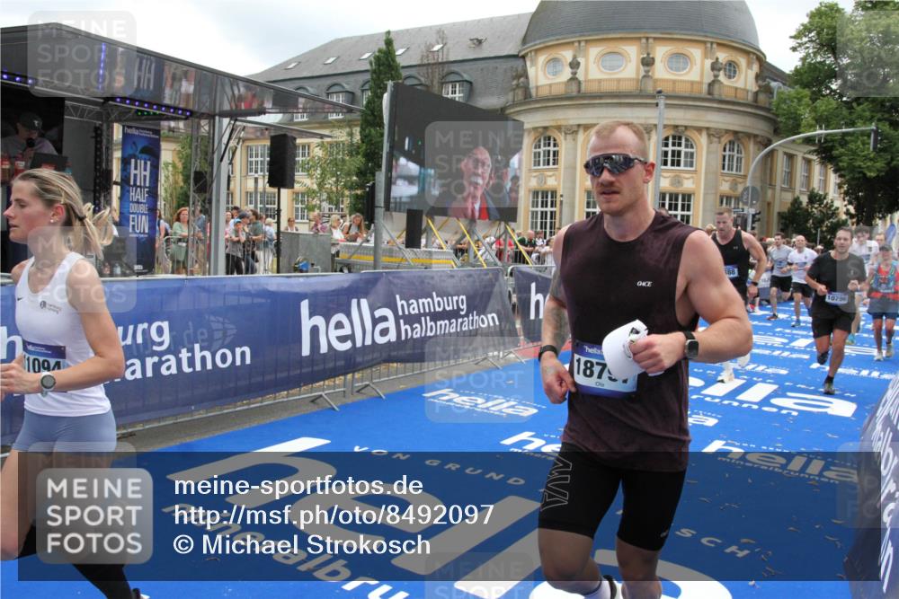 29.06.2025 - hella hamburg halbmarathon Michael Strokosch http://msf.ph/oto/8492097 29.06.2025 10:46:18 Ziel 1569, 1759, 2048, 2590, 3056, 3087, 4949, 6388, 7450, 9497, 10796, 11094, 14200, 14262, 17190, 18797 meine-sportfotos.de