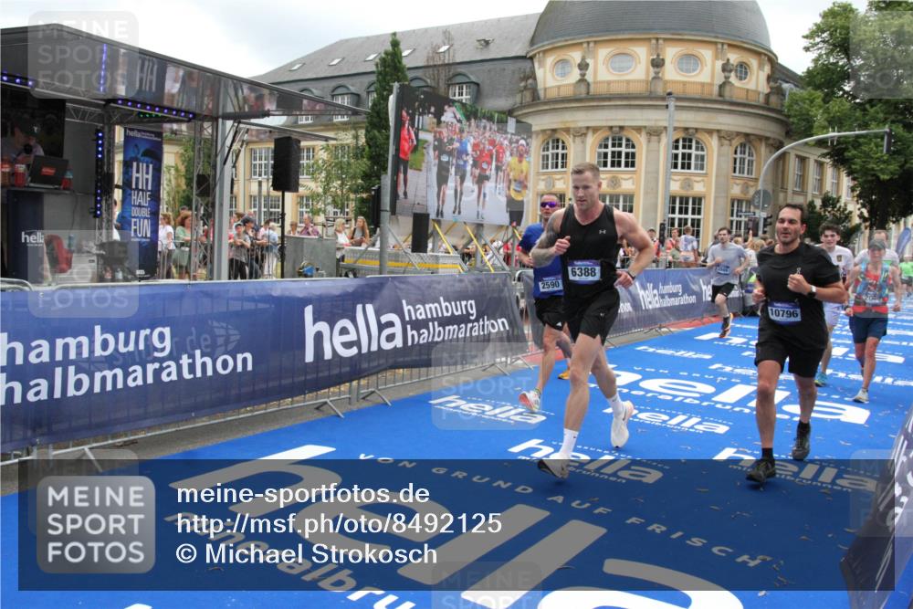 29.06.2025 - hella hamburg halbmarathon Michael Strokosch http://msf.ph/oto/8492125 29.06.2025 10:46:19 Ziel 1569, 2048, 2590, 3056, 4949, 6388, 6691, 7450, 9497, 10796, 11094, 14200, 14262, 17190, 18118, 18797 meine-sportfotos.de